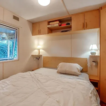 Cozy Stacaravan In Kemping Les Mathes