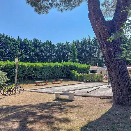 2 Bedroom Cozy Stacaravan In