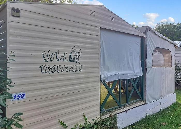 Beautiful Stacaravan In 营地