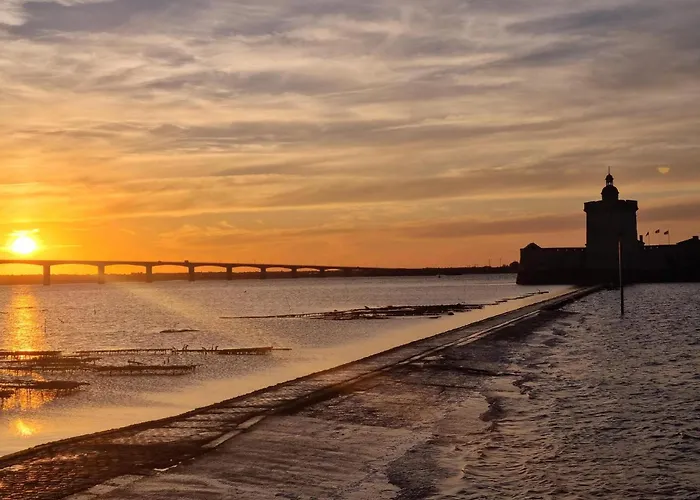 Beautiful Stacaravan In 营地